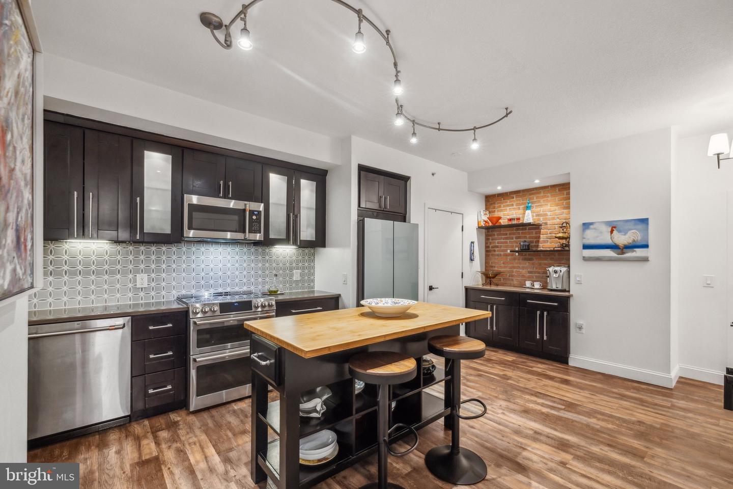 400 Massachusetts Ave NW #207