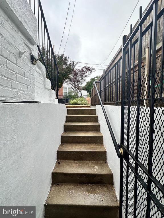 204 16TH STREET SE Unit: B