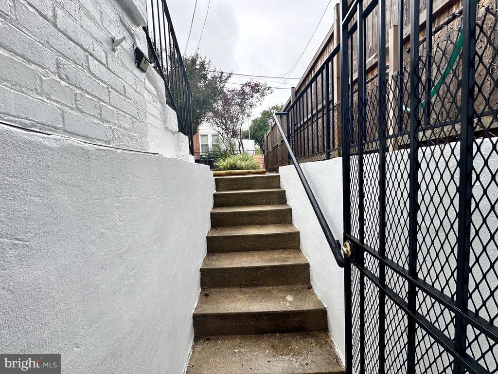204 16TH STREET SE Unit: B
