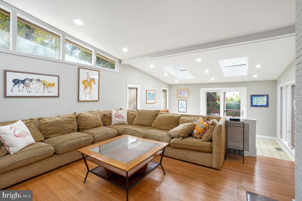 9012 HONEYBEE LANE