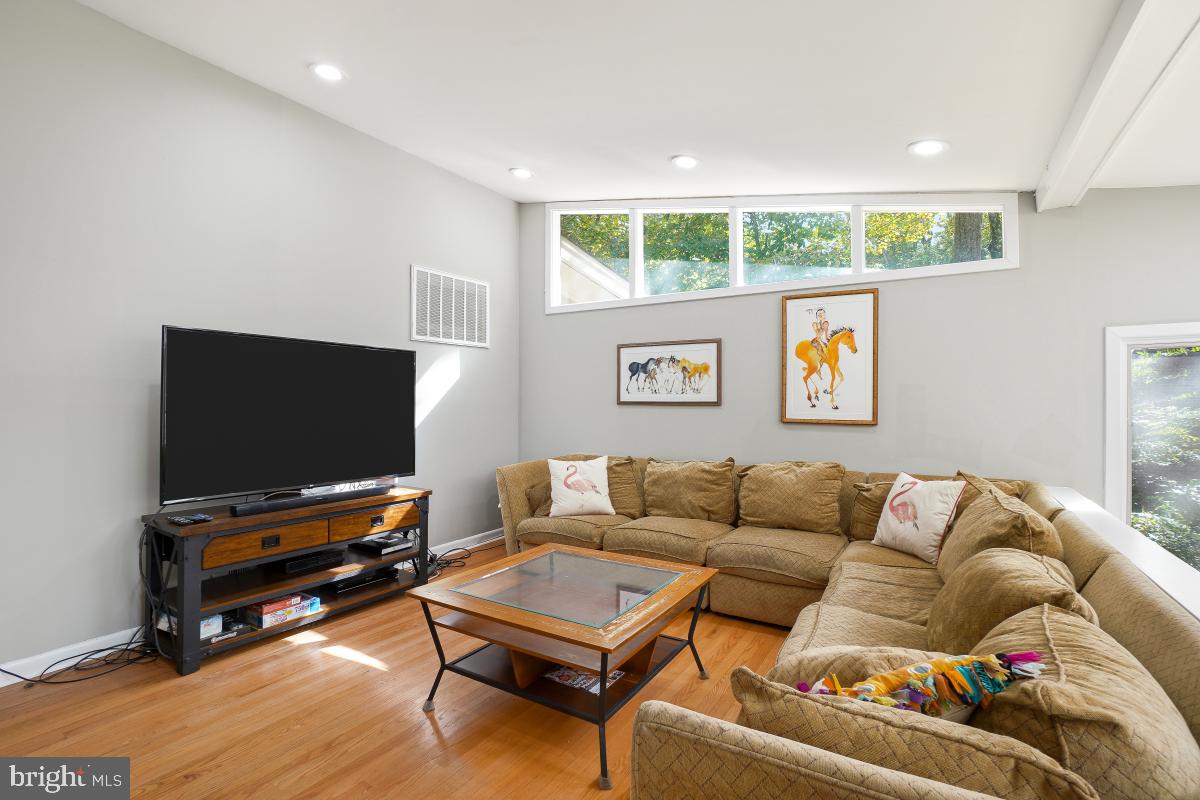 9012 HONEYBEE LANE