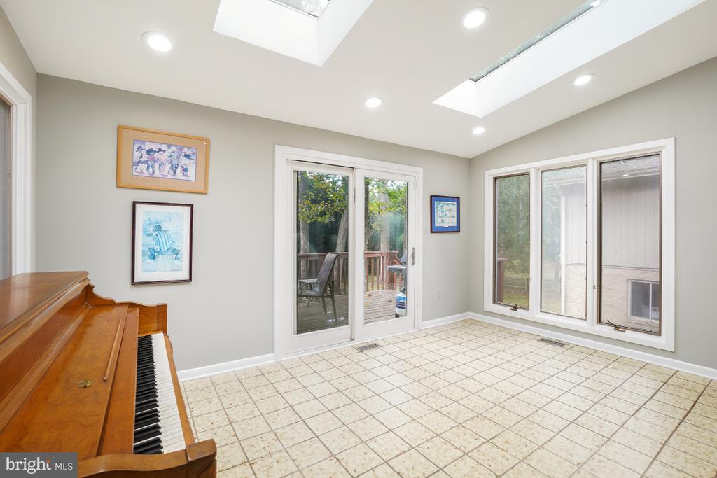 9012 HONEYBEE LANE