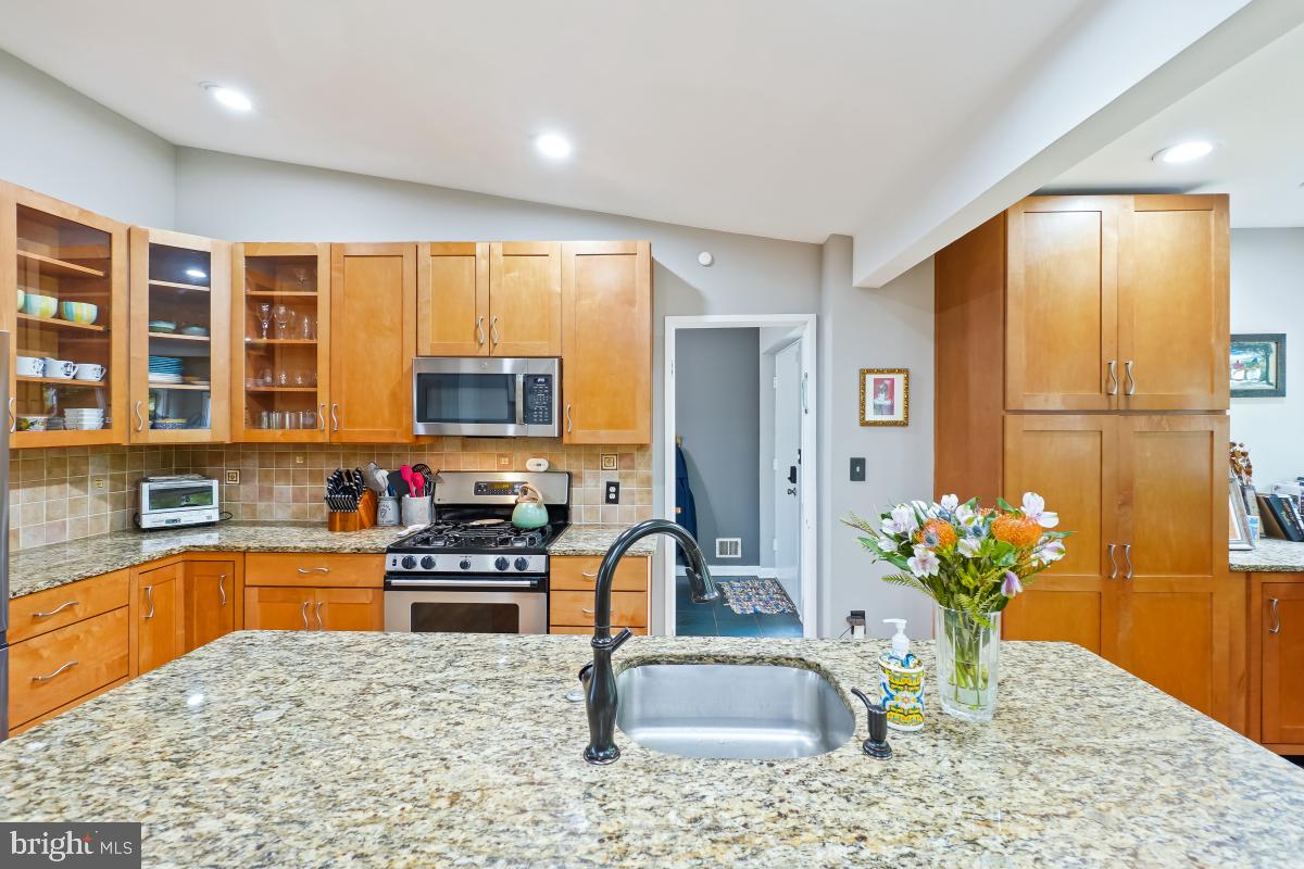9012 HONEYBEE LANE