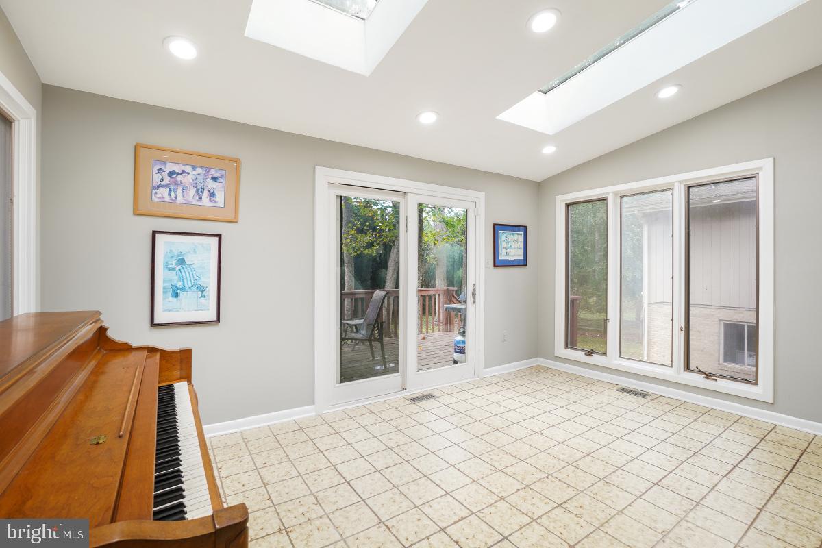 9012 HONEYBEE LANE