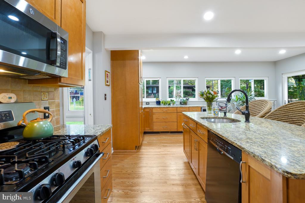 9012 HONEYBEE LANE