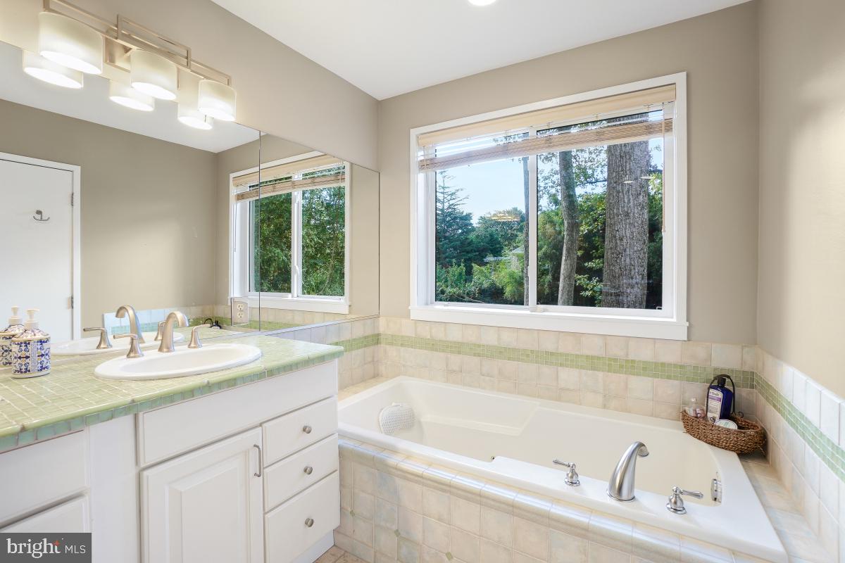 9012 HONEYBEE LANE