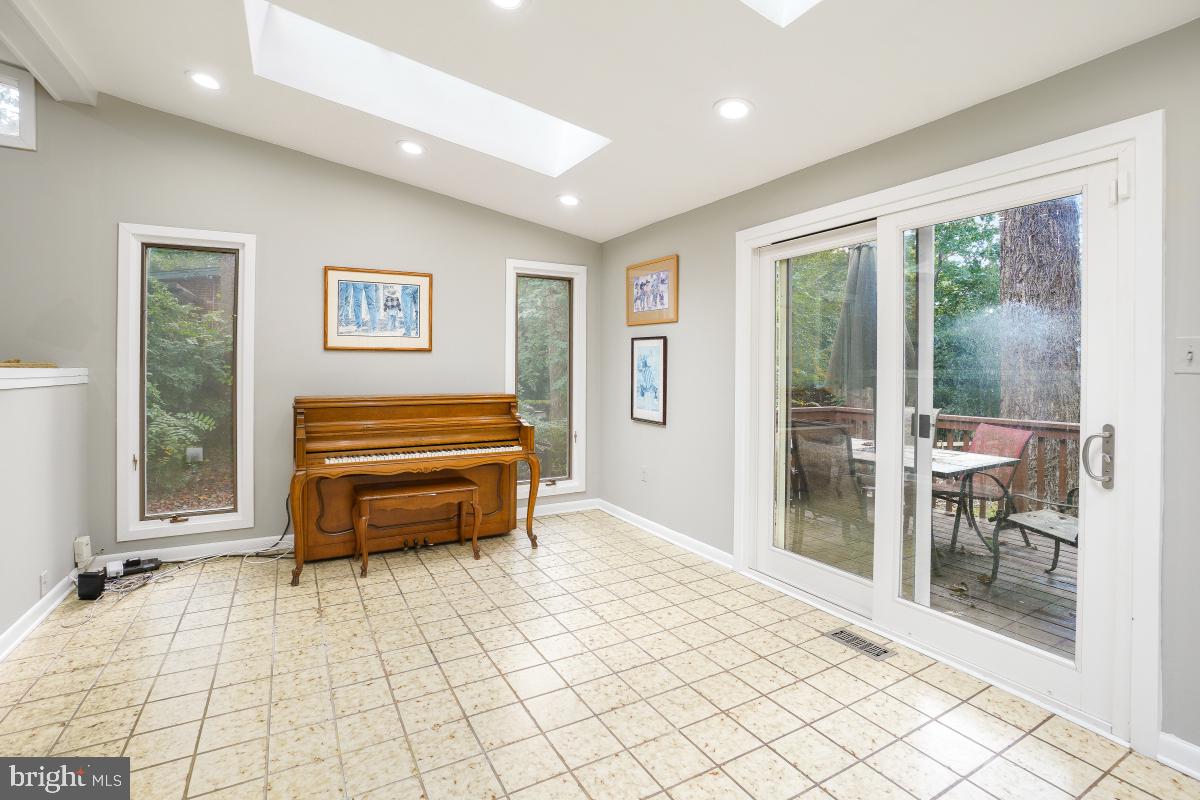 9012 HONEYBEE LANE