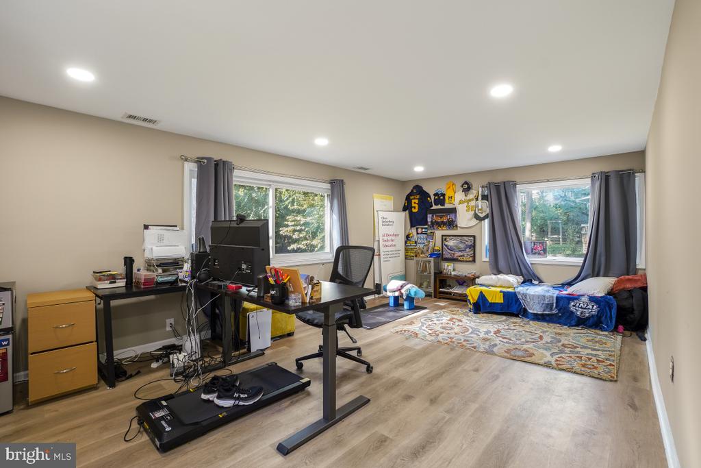 9012 HONEYBEE LANE