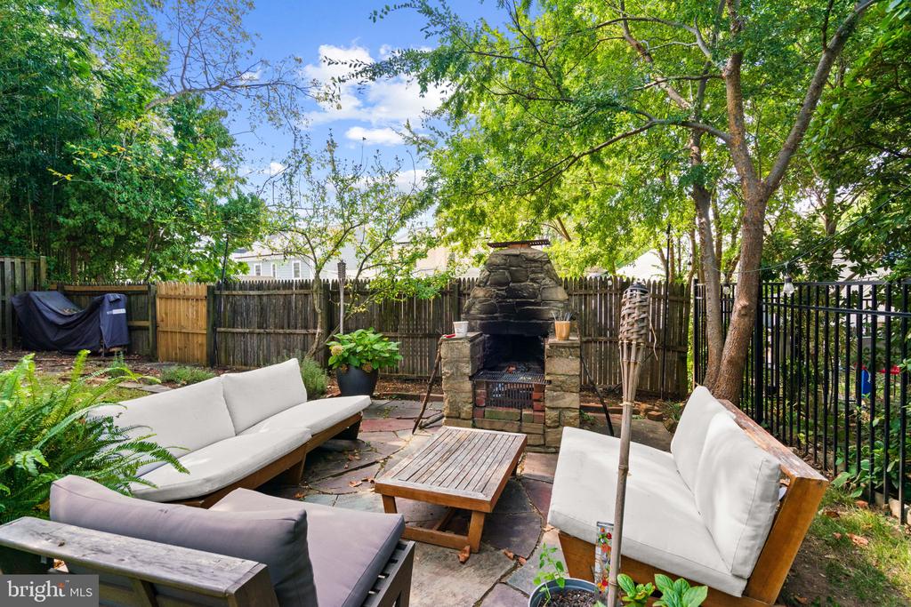 4908 CRESCENT STREET