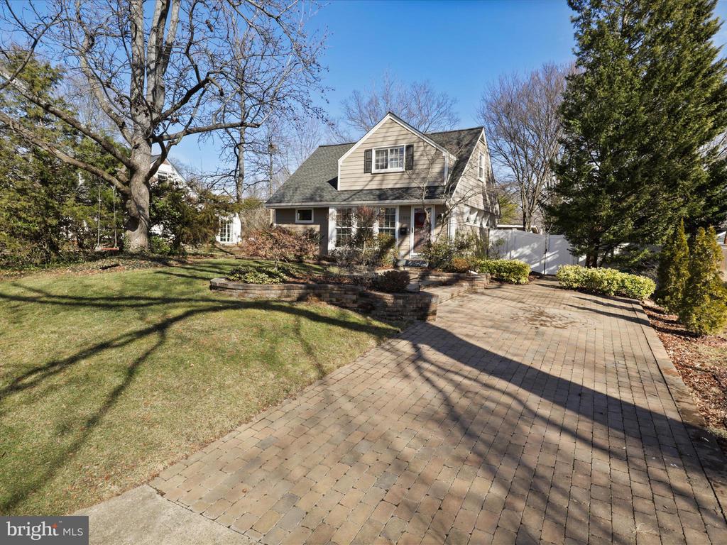 7009 Vanderbilt Dr