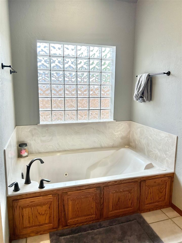 7617 NW Castlerock PL