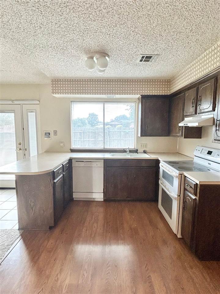 709 SW Chaucer Cir.