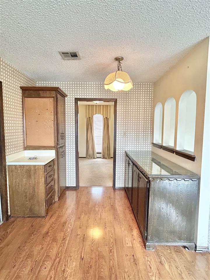 709 SW Chaucer Cir.