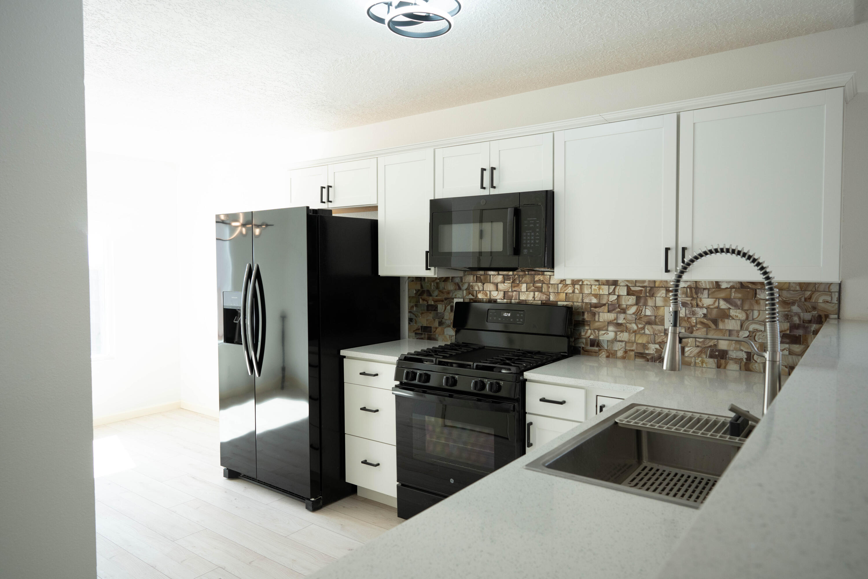 935 Peacock Drive SW