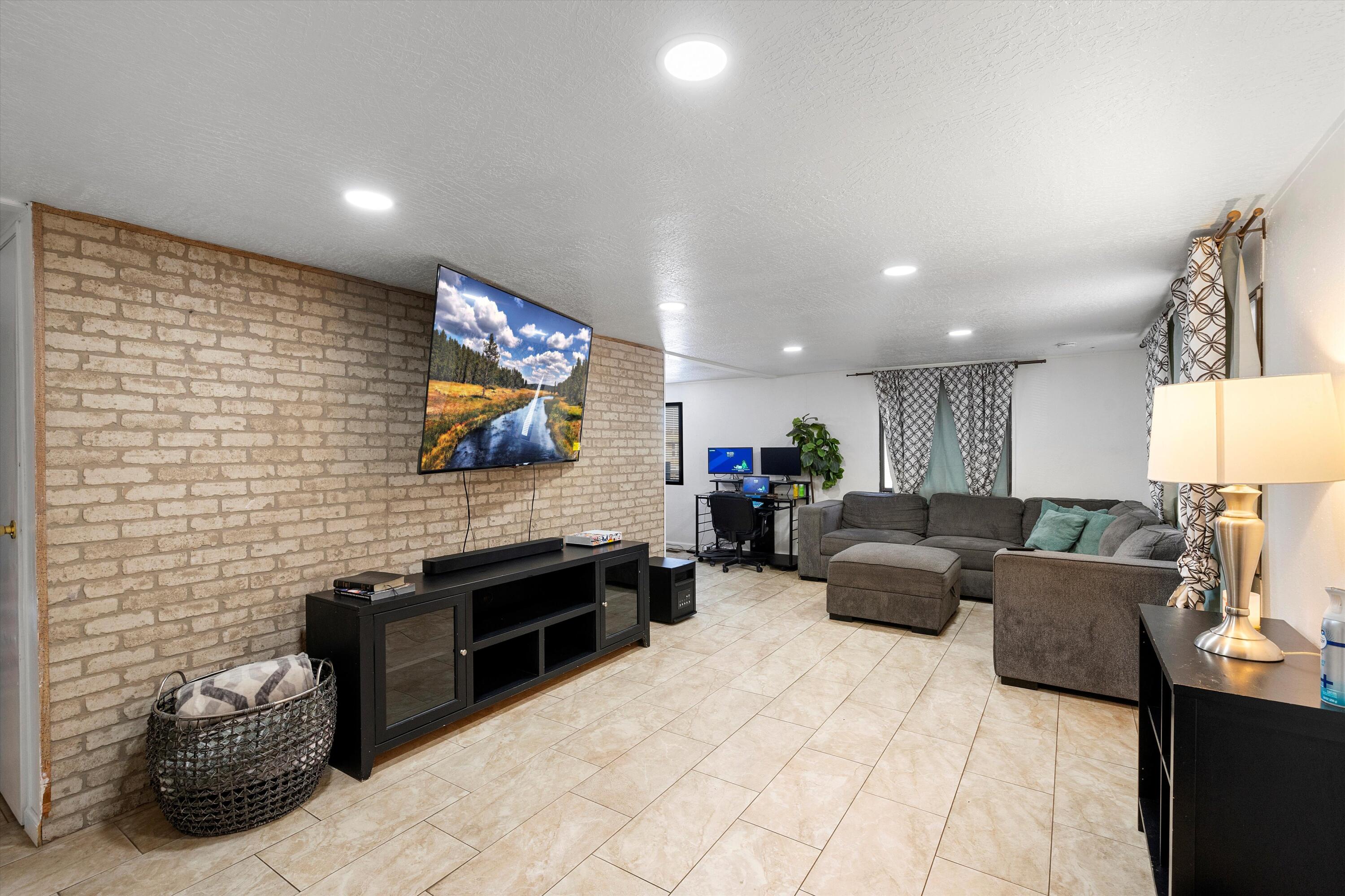 6608 Pino Avenue Avenue NE