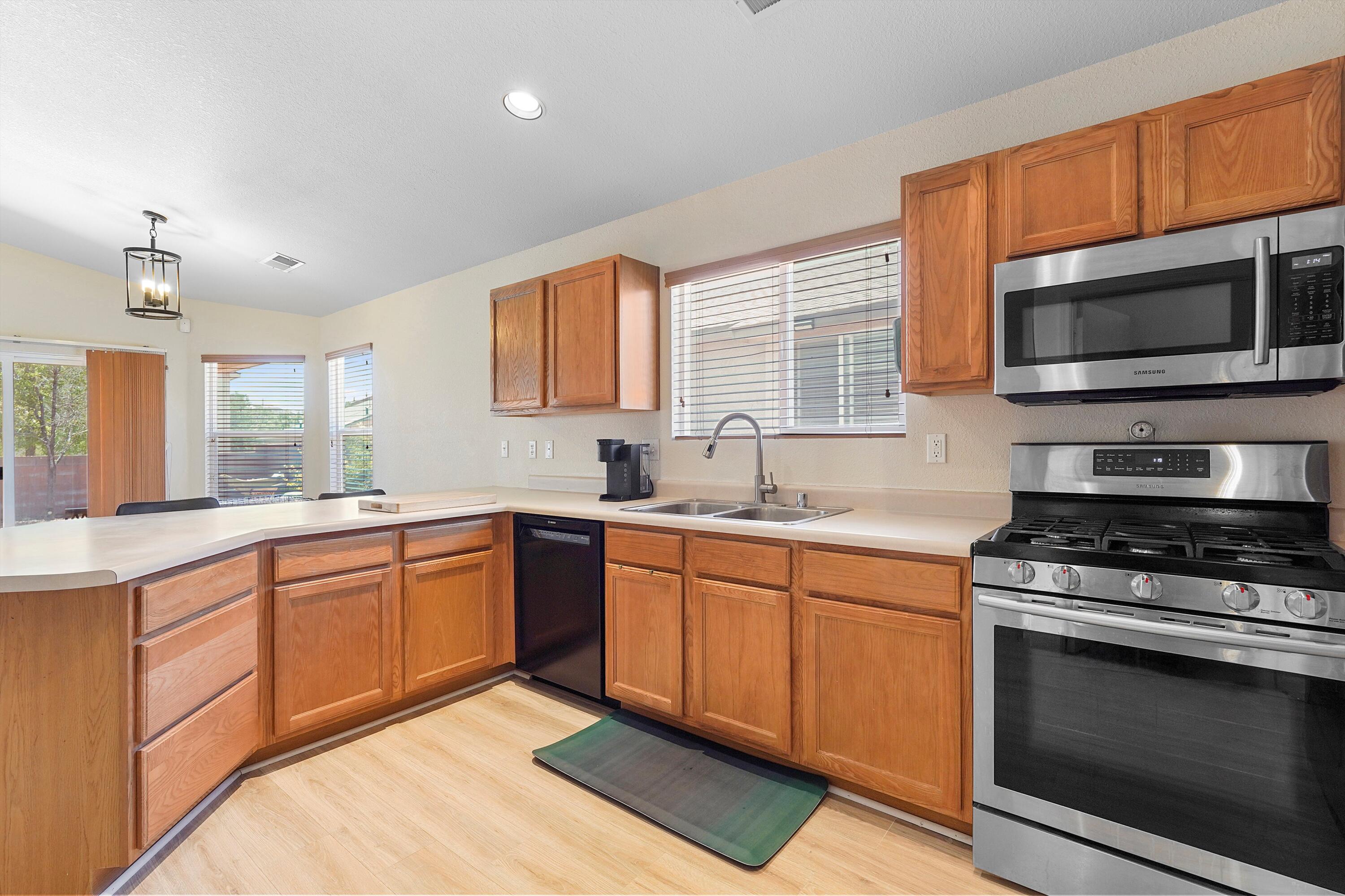 512 PLAYFUL MEADOWS Drive NE