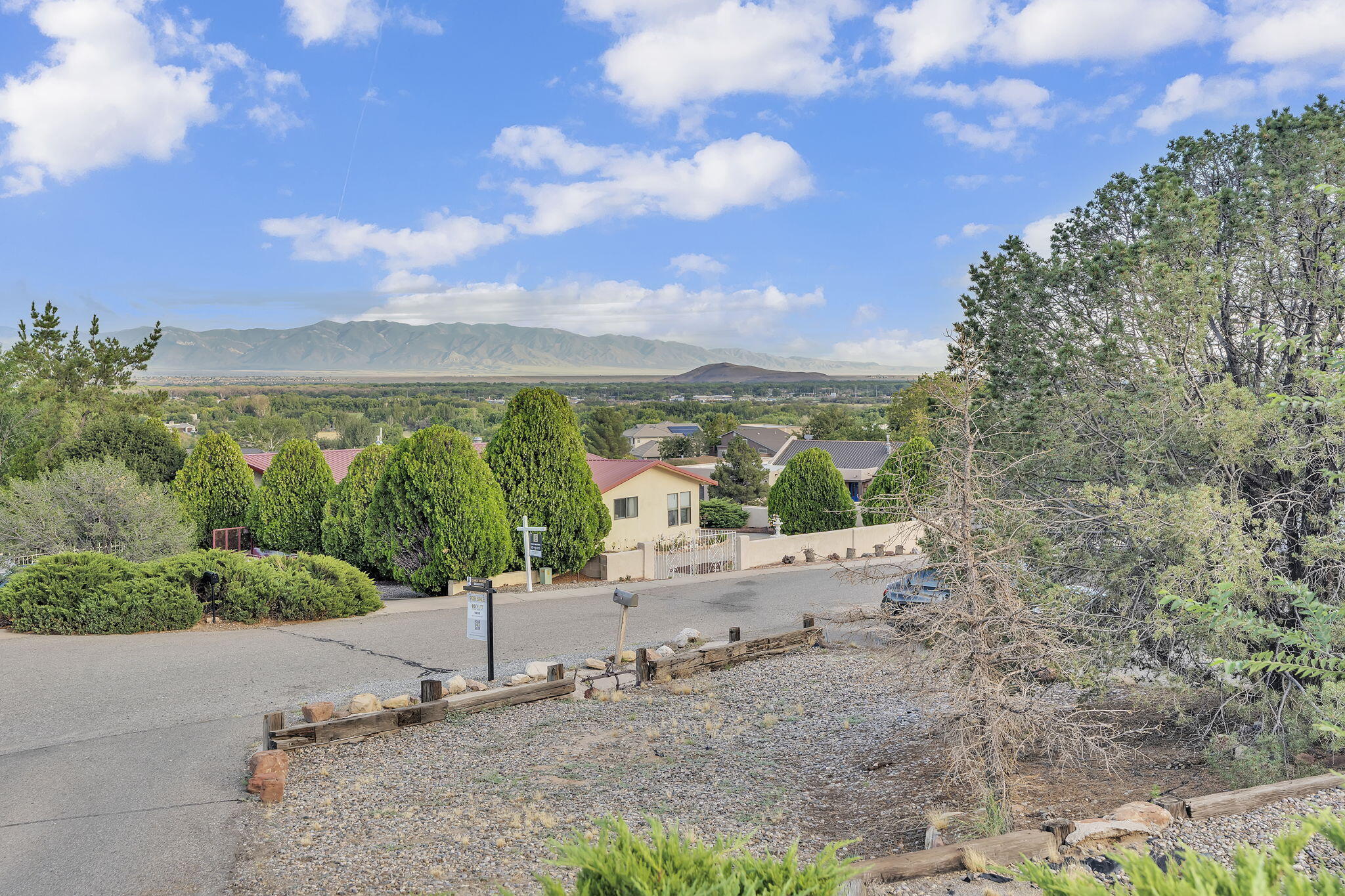 981 Hillside Court SW