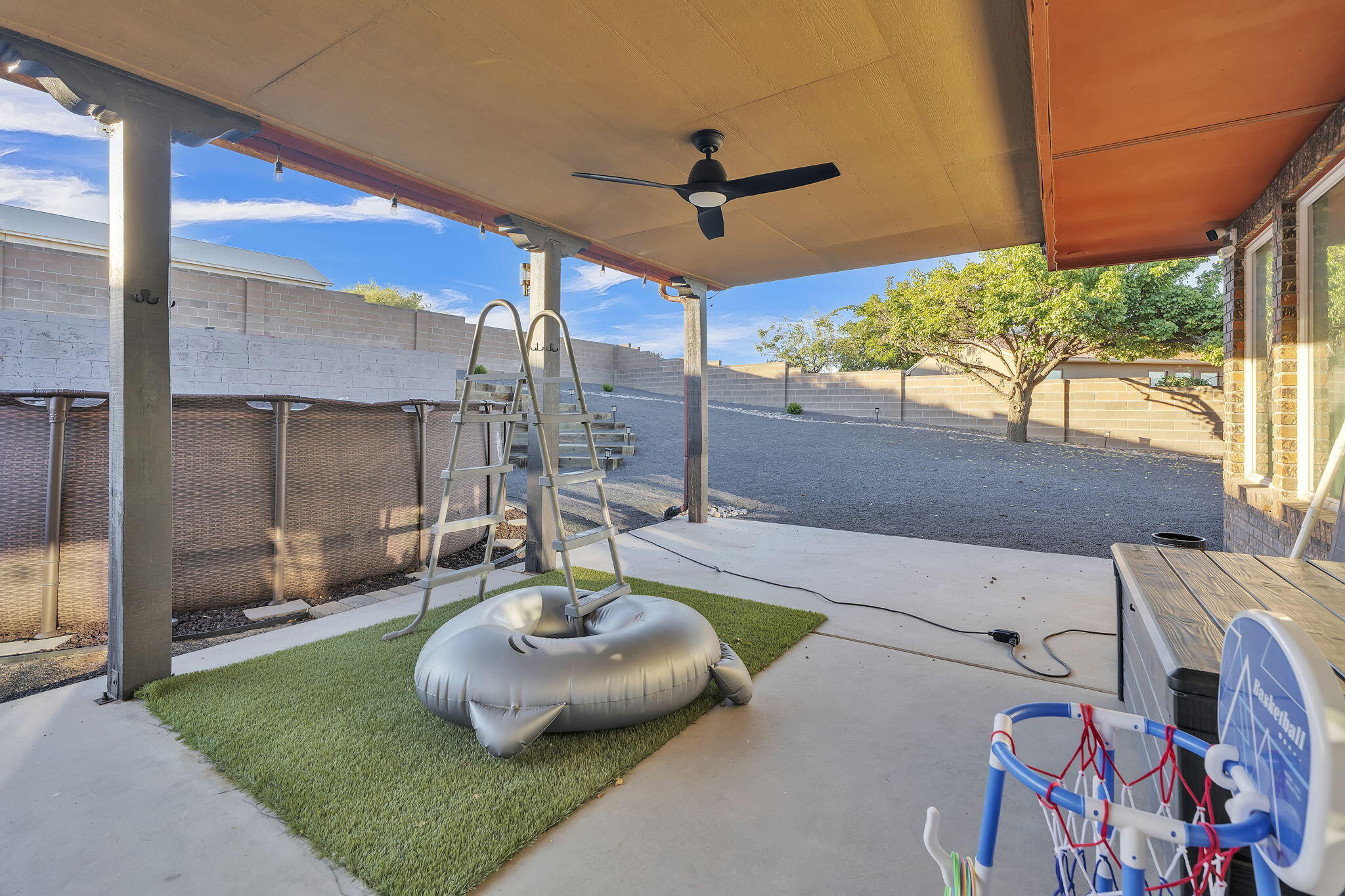 981 Hillside Court SW