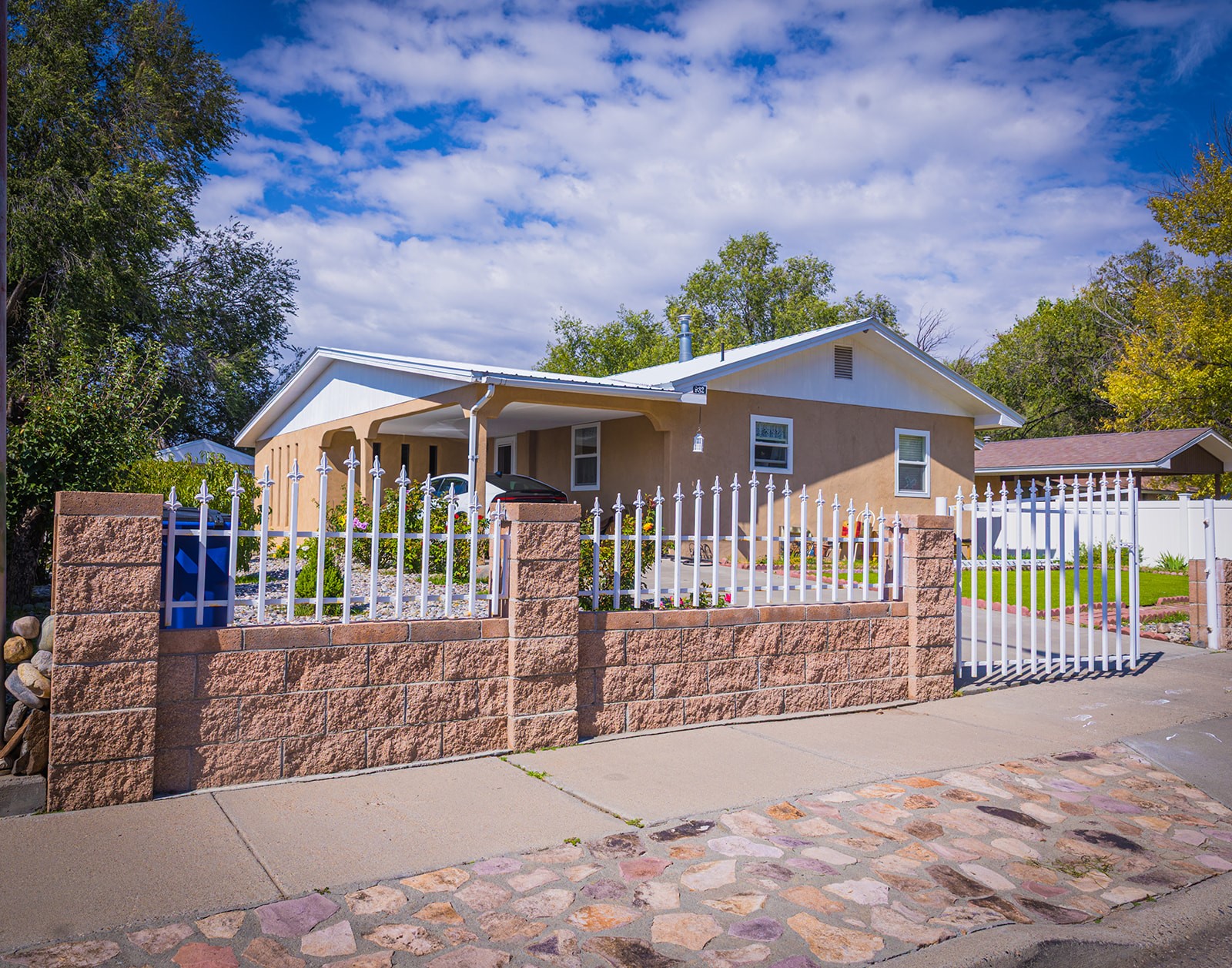 932 East Pueblo Drive