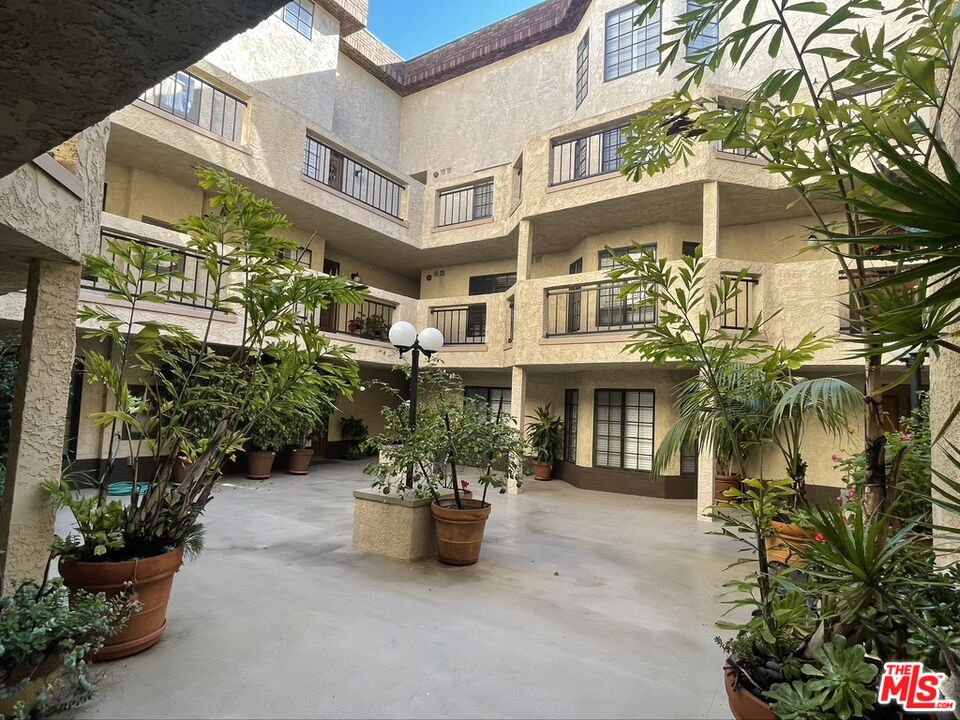 12321 OCEAN PARK BLVD Unit: 6