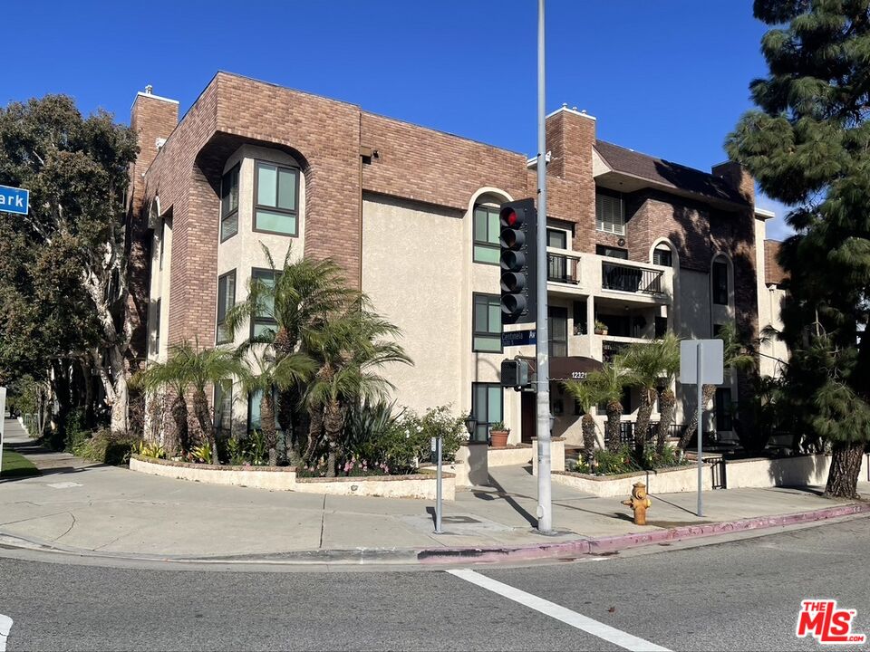 12321 OCEAN PARK BLVD Unit: 6