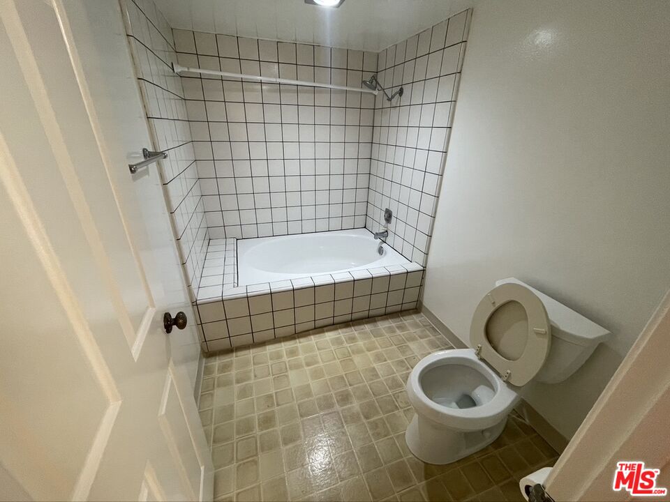 12321 OCEAN PARK BLVD Unit: 6