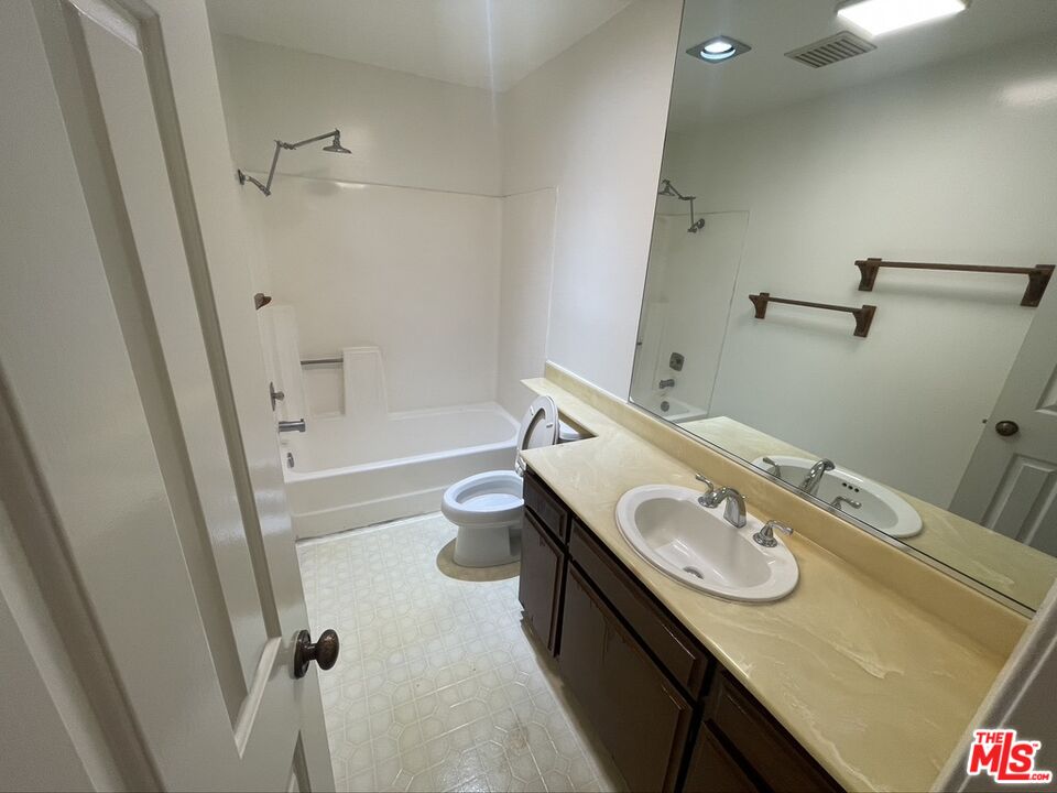 12321 OCEAN PARK BLVD Unit: 6