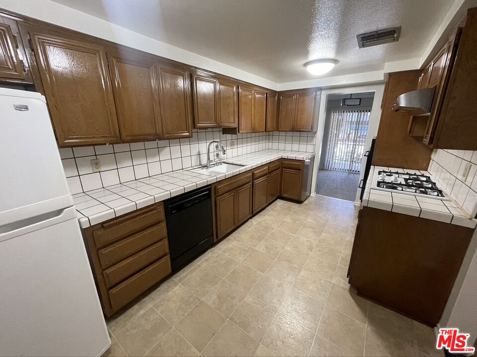 12321 OCEAN PARK BLVD Unit: 6