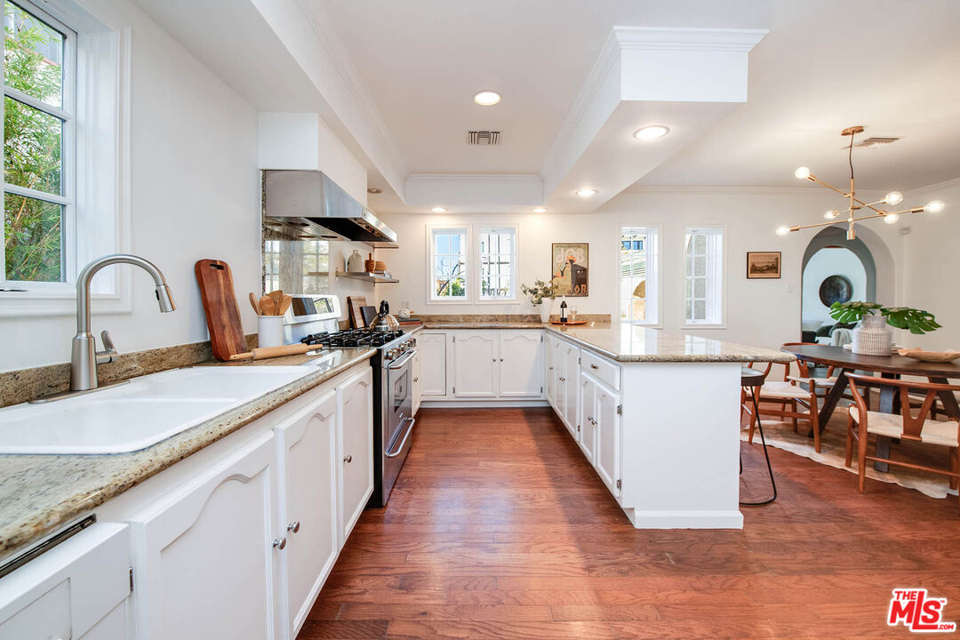 1342 S Orange Grove Ave