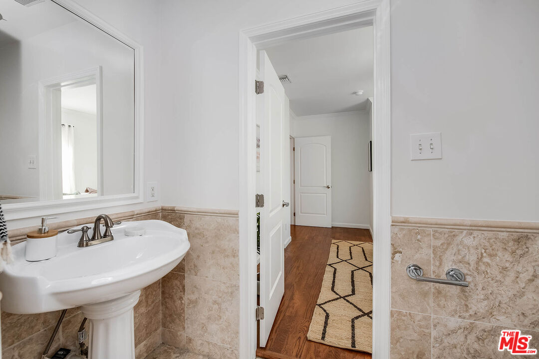 1342 S Orange Grove Ave