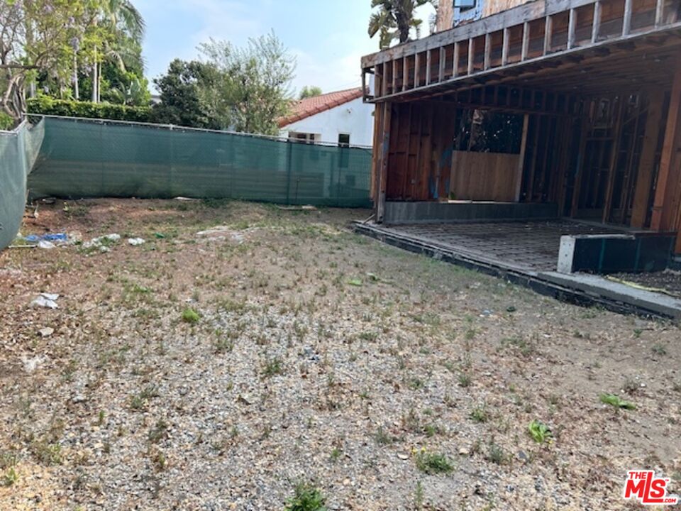 1130 N Poinsettia Pl