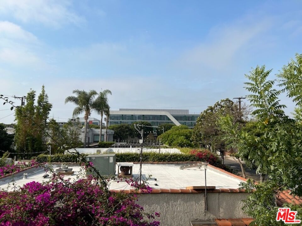 1130 N Poinsettia Pl