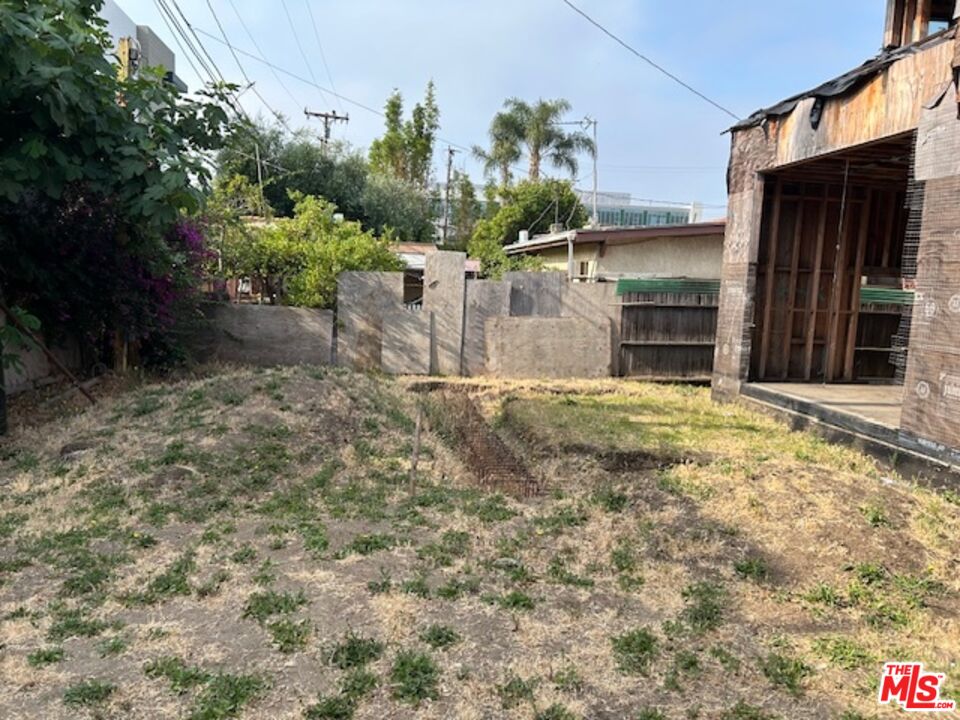 1130 N Poinsettia Pl