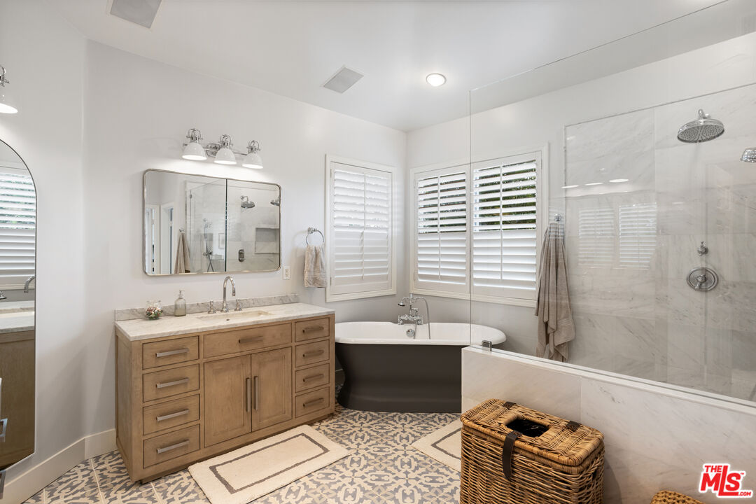 3910 Leighton Point Rd