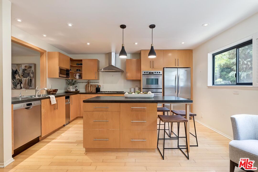 323 San Vicente Blvd Unit: 11
