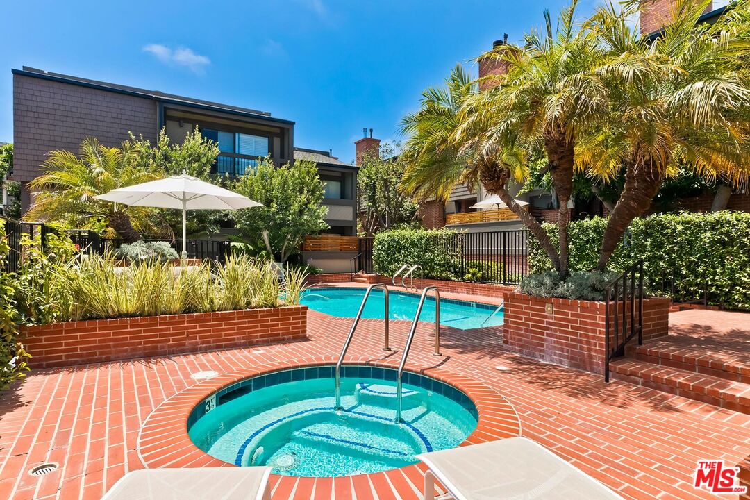 323 San Vicente Blvd Unit: 11