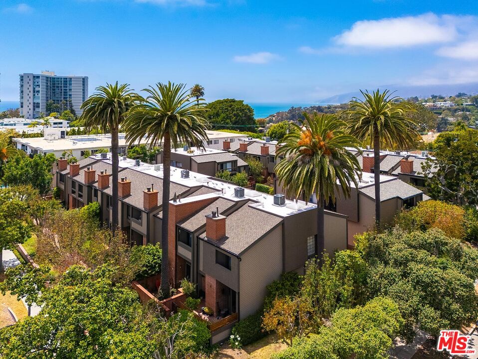 323 San Vicente Blvd Unit: 11