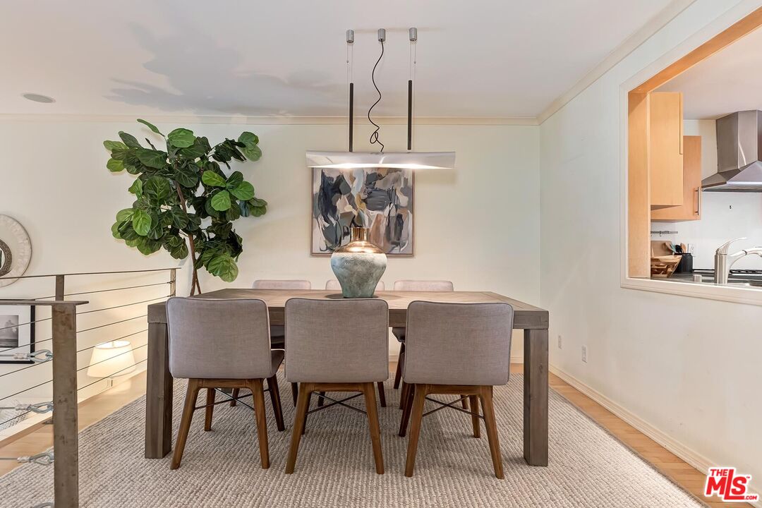 323 San Vicente Blvd Unit: 11