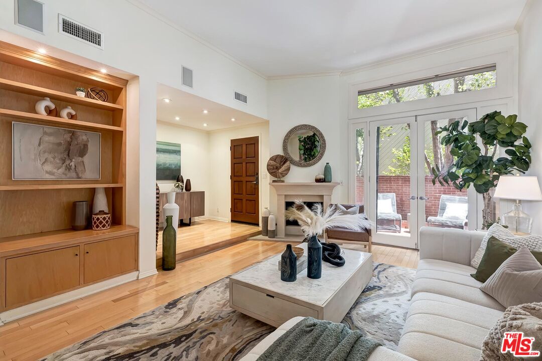 323 San Vicente Blvd Unit: 11