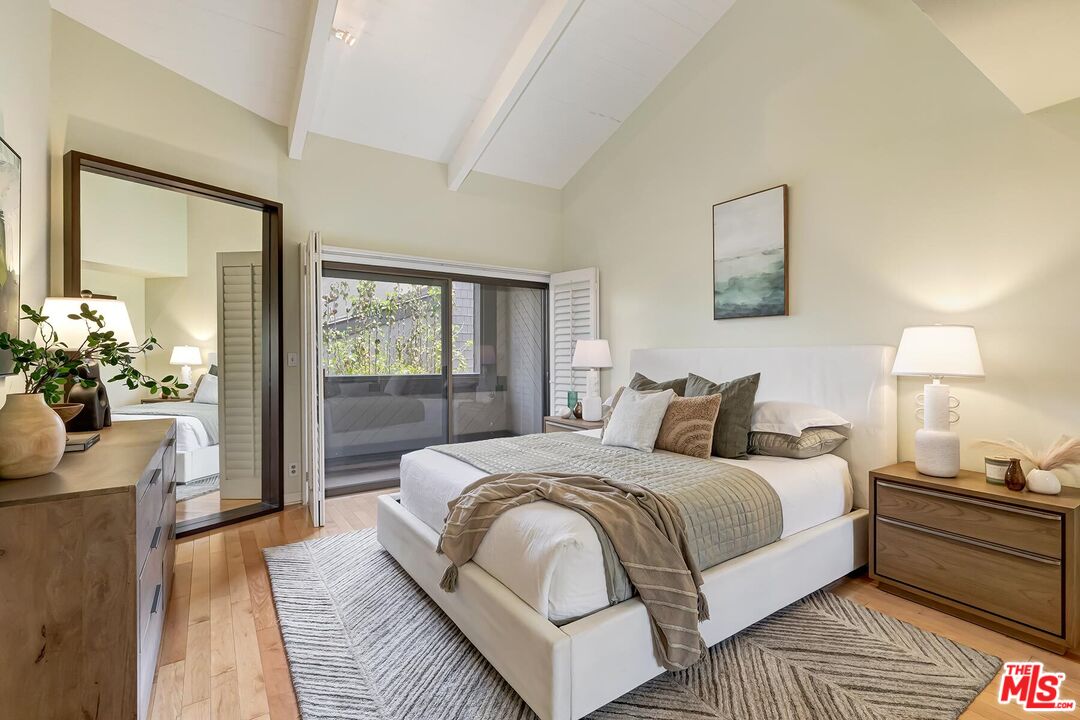 323 San Vicente Blvd Unit: 11