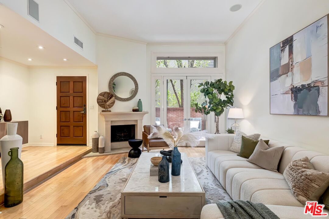 323 San Vicente Blvd Unit: 11
