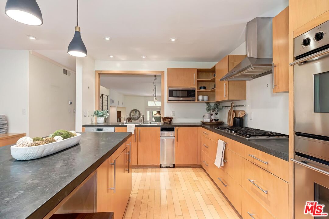 323 San Vicente Blvd Unit: 11