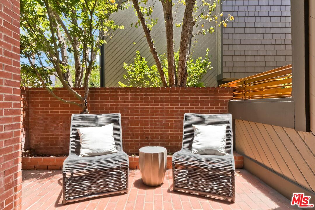 323 San Vicente Blvd Unit: 11