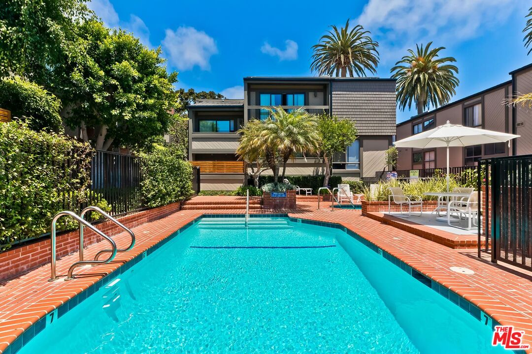 323 San Vicente Blvd Unit: 11