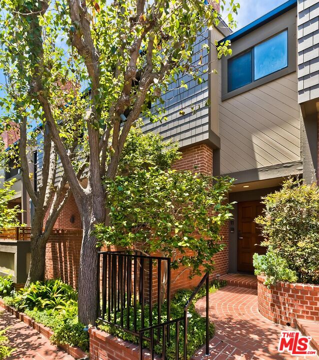 323 San Vicente Blvd Unit: 11