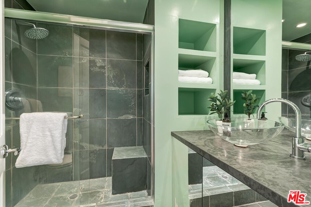 323 San Vicente Blvd Unit: 11