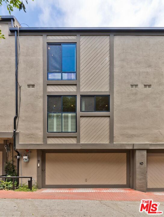 323 San Vicente Blvd Unit: 11
