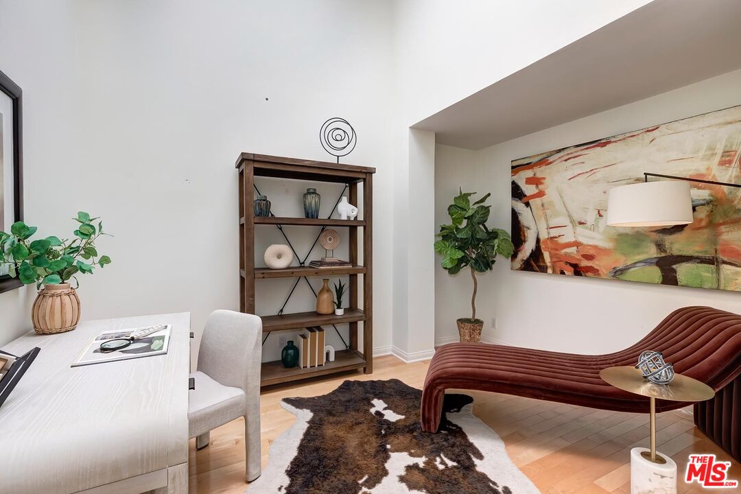323 San Vicente Blvd Unit: 11