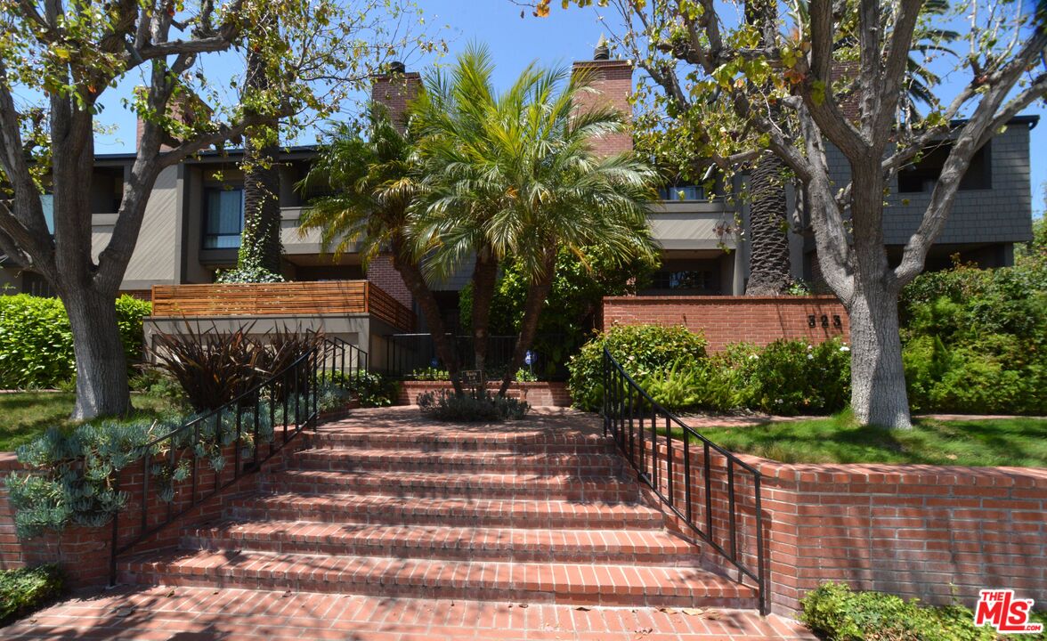 323 San Vicente Blvd Unit: 11