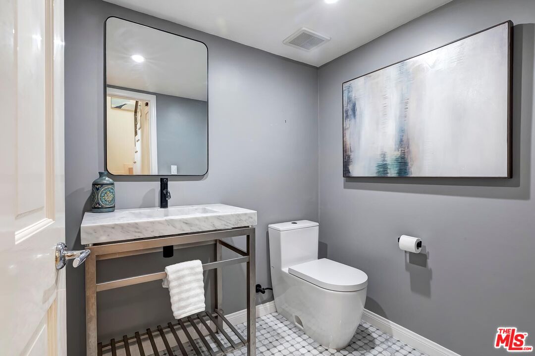 323 San Vicente Blvd Unit: 11